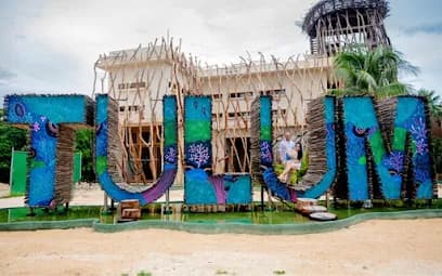 Letras Azules de la Cervecería Tulum